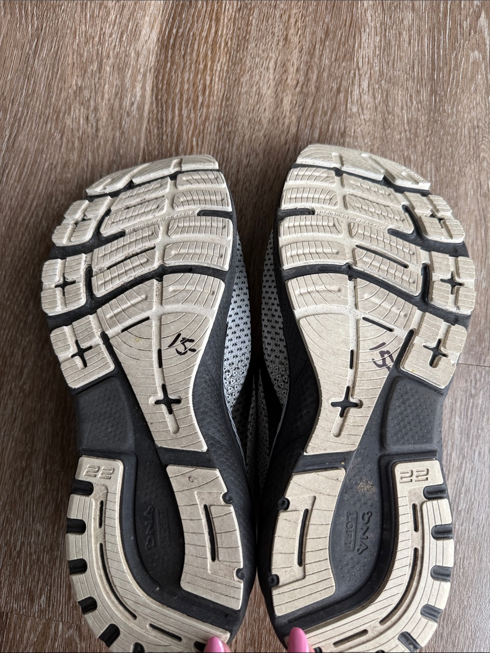 Brooks Adrenaline GTS Men's Running Shoes - White and Black - Picture 8 of 8